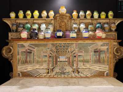 � il direttore a condurci davanti all�altare maggiore del XVIII secolo, l� dove sono posizionati alcuni dei preziosi pigmenti, illuminati da una luce chiara e custoditi in vasi di vetro
